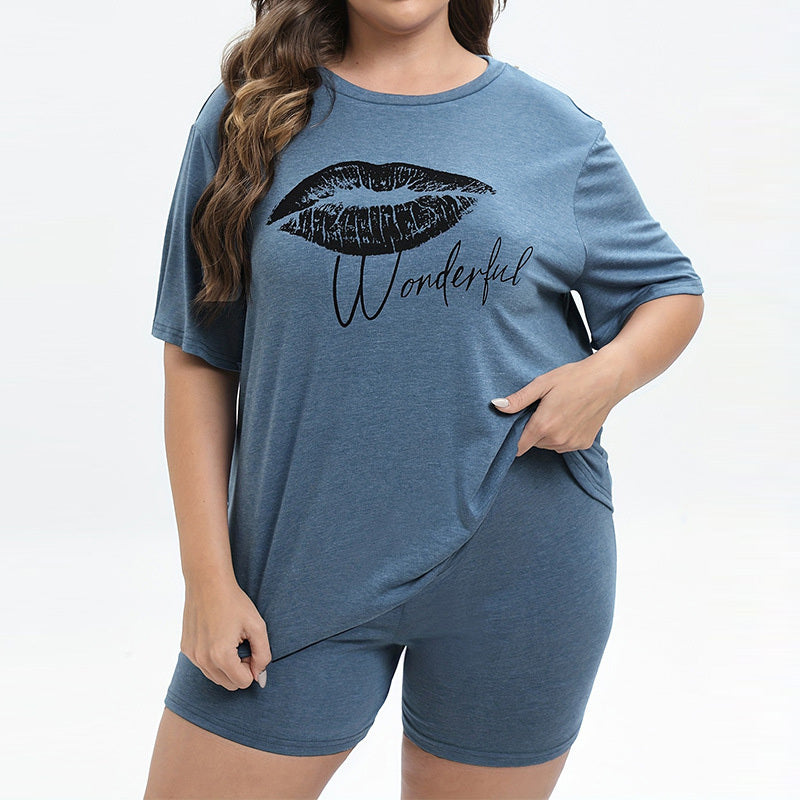 Conjunto de dos piezas de top y pantalones cortos de manga corta con cuello redondo y estampado de labios para mujer, sencillo e informal, de talla grande