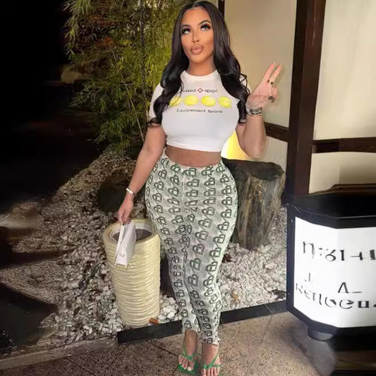 Conjunto de dos piezas de camiseta de manga corta con estampado informal y pantalones ajustados para mujer
