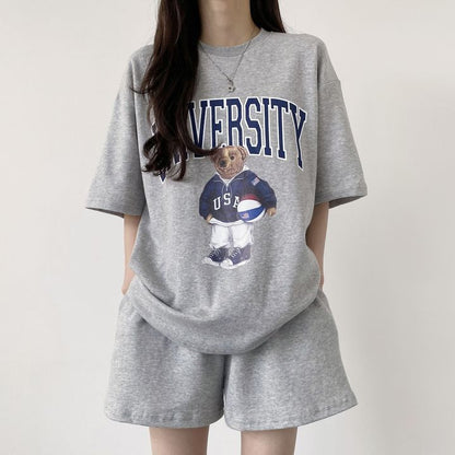Conjunto deportivo informal de manga corta con cuello redondo y estampado de letras de oso de dibujos animados para mujer