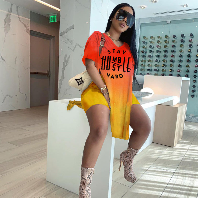 Conjunto de dos piezas de top y pantalones cortos con abertura lateral, cuello en V, manga corta y estampado de letras atrevidas para mujer