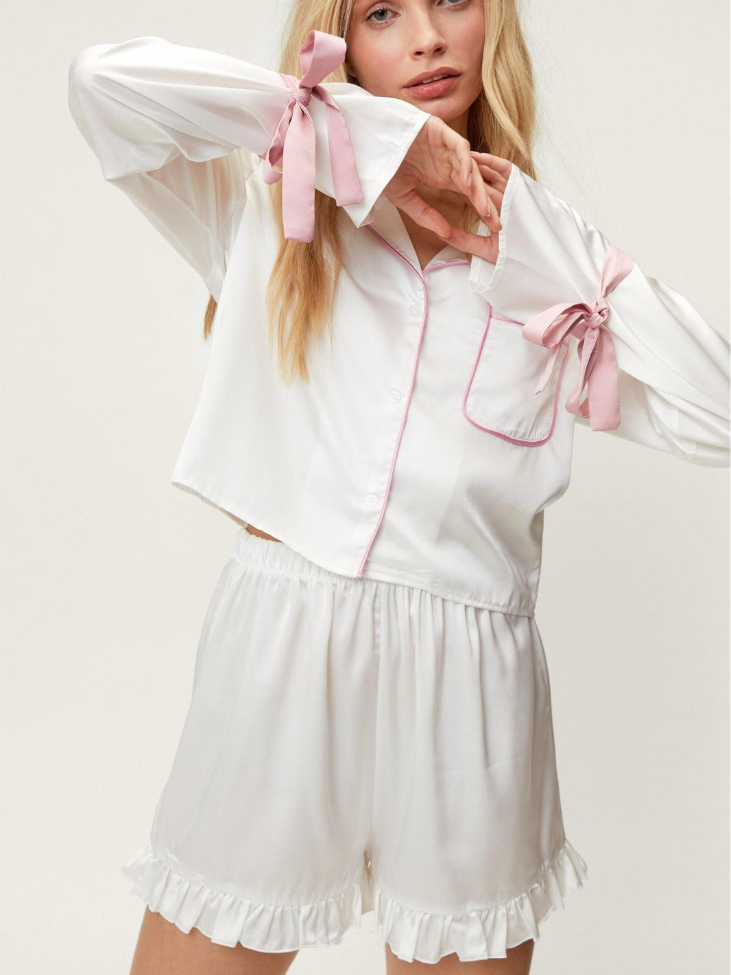 Conjunto de pijama informal de satén con solapa y lazo para mujer, manga larga, pantalones cortos con volantes