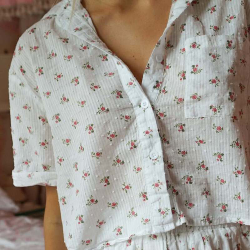 Conjunto de dos piezas de blusa y pantalones cortos de manga corta con estampado floral pequeño informal para mujer