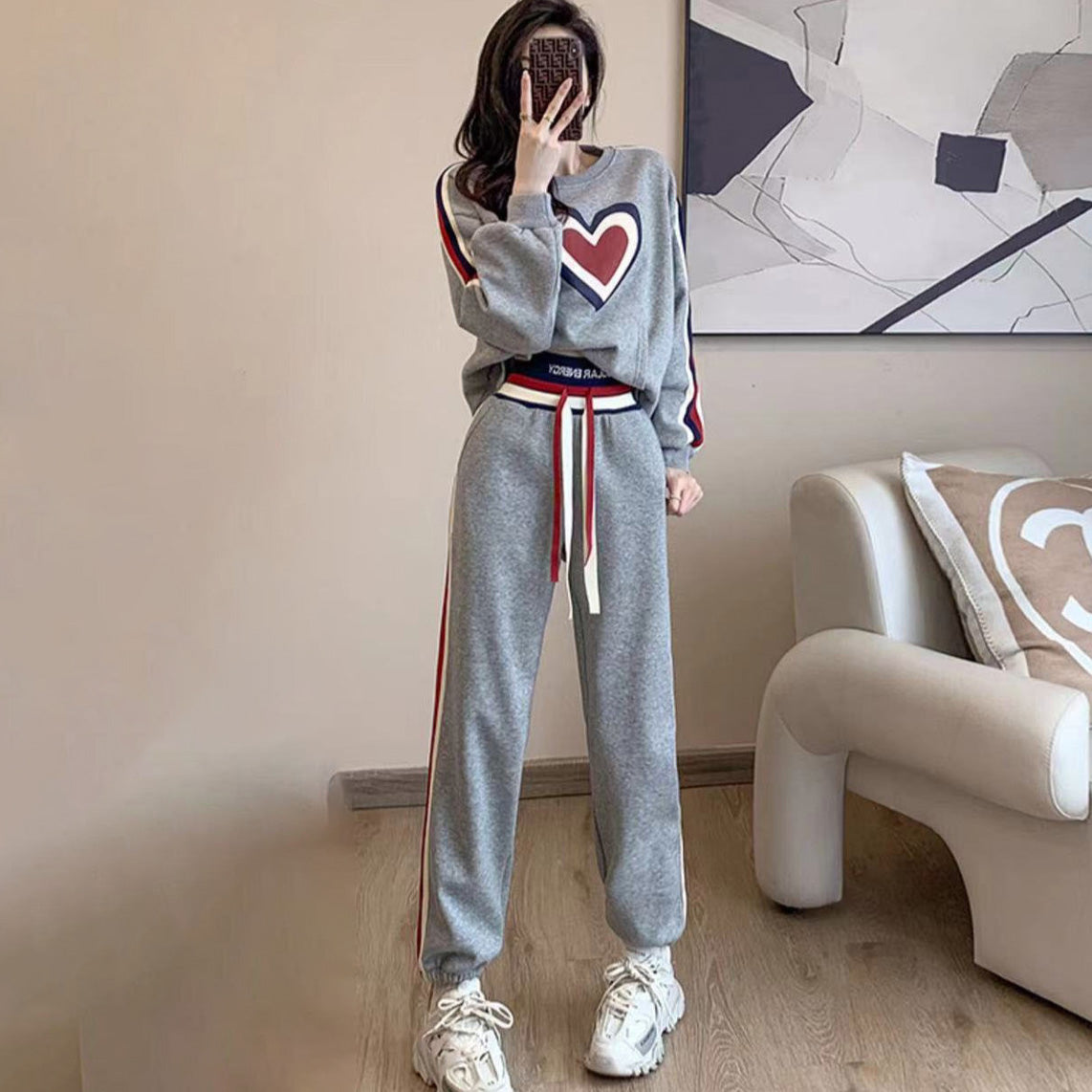 Conjunto deportivo de dos piezas con sudadera y pantalones ajustados con estampado de amor informal a la moda para mujer