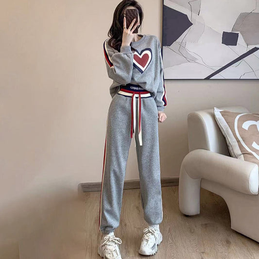 Conjunto deportivo de dos piezas con sudadera y pantalones ajustados con estampado de amor informal a la moda para mujer