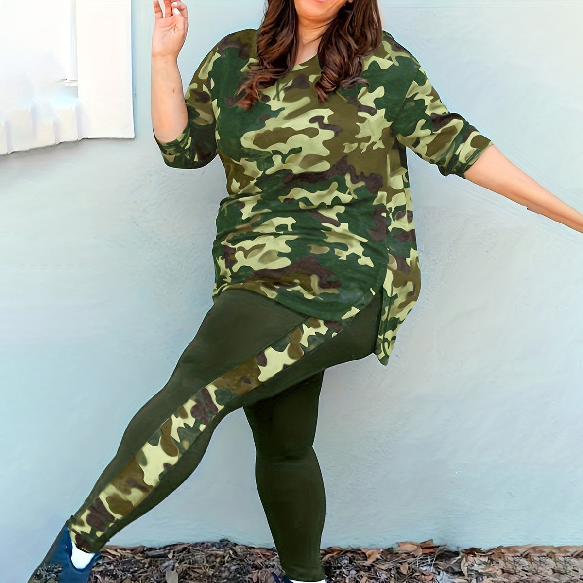 Conjunto de top y pantalones ajustados de manga larga con cuello redondo y estampado de camuflaje informal para mujer