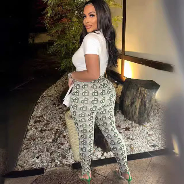 Conjunto de dos piezas de camiseta de manga corta con estampado informal y pantalones ajustados para mujer