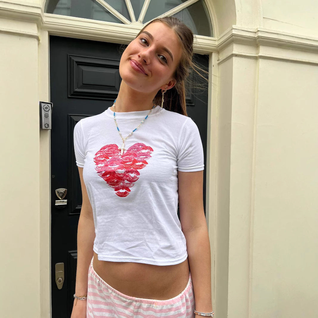 Camiseta informal de manga corta ajustada con estampado de labios y corazón para mujer