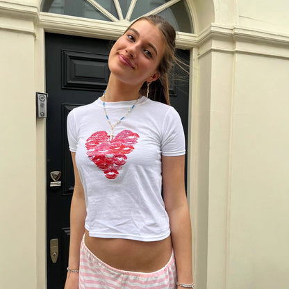 Camiseta informal de manga corta ajustada con estampado de labios y corazón para mujer