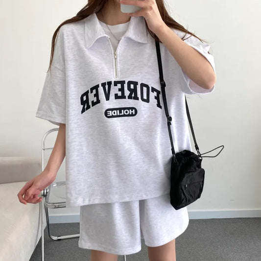 Conjunto de dos piezas de camiseta de manga corta con solapa y cremallera y estampado de letras para mujer