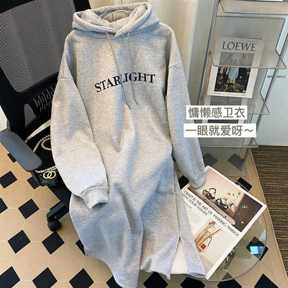 Vestido con capucha de manga larga con estampado de letras sueltas e informales para mujer de otoño e invierno