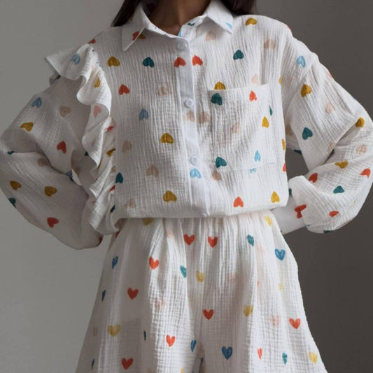 Conjunto de blusa y pantalones cortos con volantes de manga larga con estampado floral de corazón para mujer