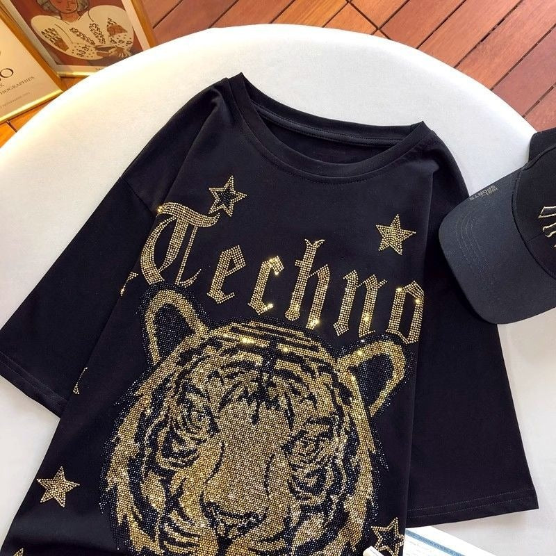 Camiseta informal de manga corta con cuello redondo y estampado de letras de tigre y diamantes de imitación para mujer