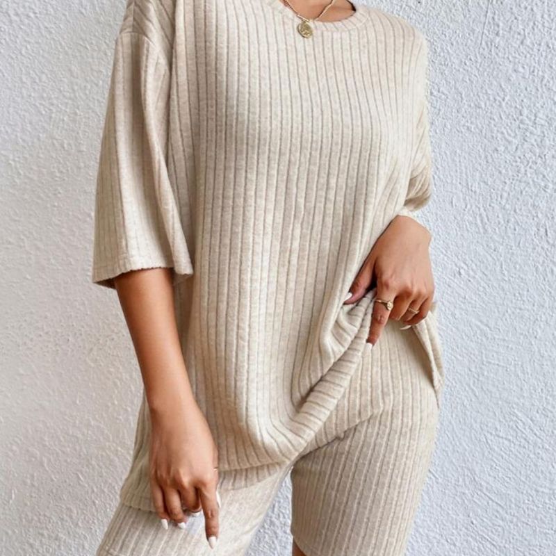 Conjunto de dos piezas de top y pantalones cortos de manga corta de punto acanalado de color liso informal para mujer