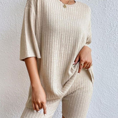 Conjunto de dos piezas de top y pantalones cortos de manga corta de punto acanalado de color liso informal para mujer