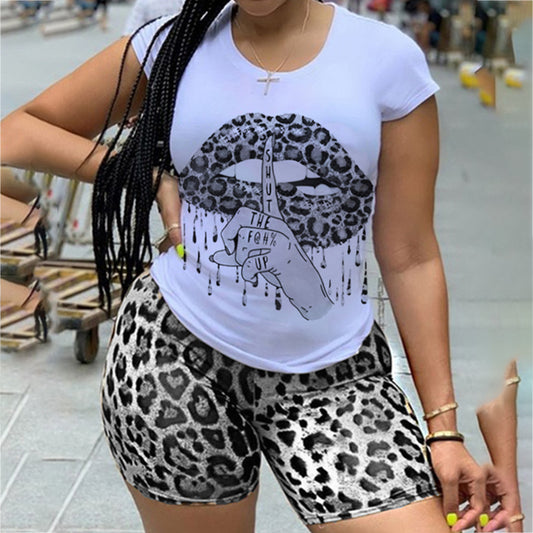 Conjunto de dos piezas de top y pantalones cortos de leopardo con cuello redondo y mangas cortas con estampado de labios para mujer de talla grande