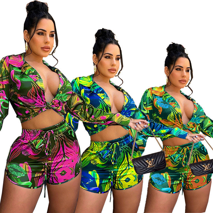 Conjunto de dos piezas formado por camisa de manga corta y pantalón corto casual con estampado ondulado para mujer