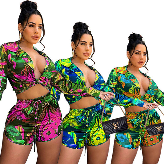 Conjunto de dos piezas formado por camisa de manga corta y pantalón corto casual con estampado ondulado para mujer