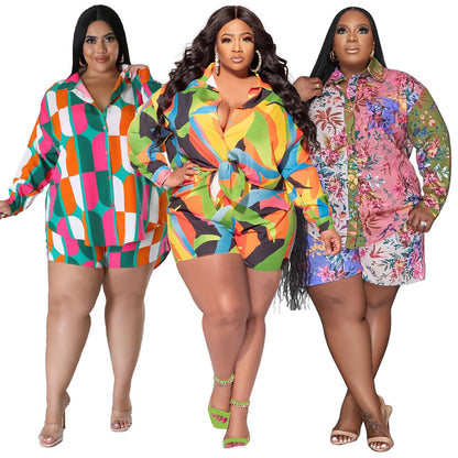 Conjunto de dos piezas de camisa y pantalones cortos de manga larga con solapa y estampado floral geométrico informal de talla grande para mujer