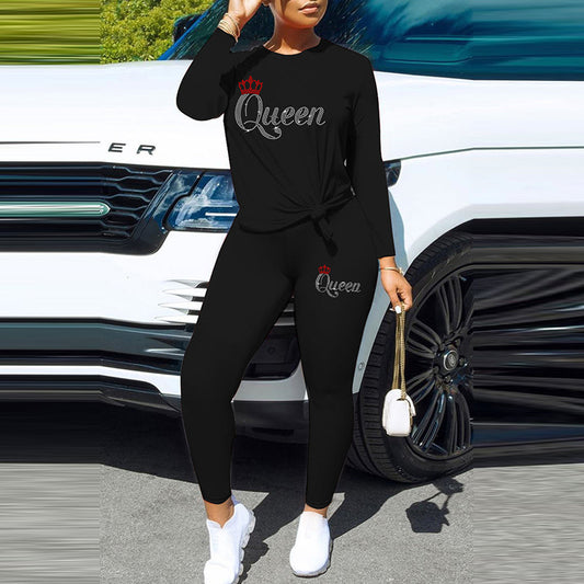 Conjunto de dos piezas de top y pantalones ajustados de manga larga con cuello redondo y corona con letras de reina y diamantes de imitación para mujer