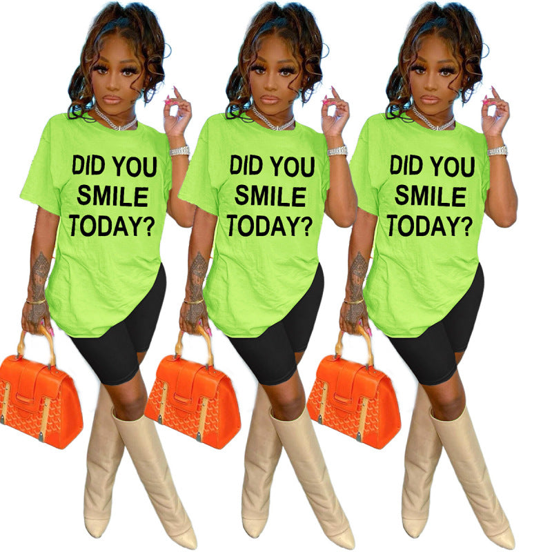 Conjunto de camiseta holgada de manga corta con estampado de letras y leggings cortos de color liso para mujer