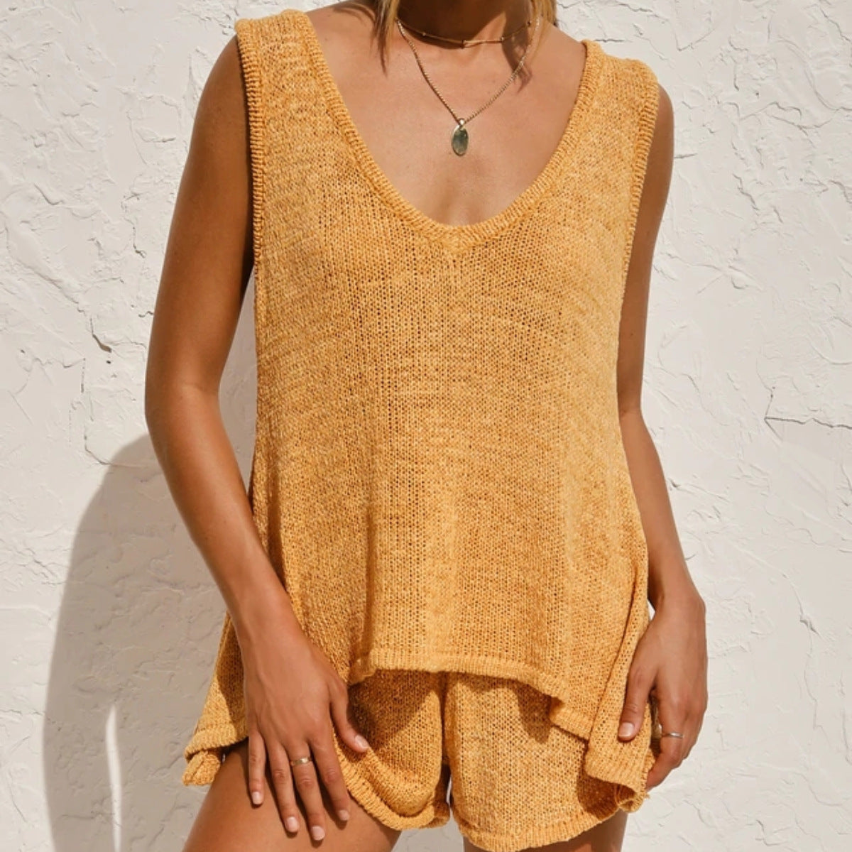 Conjunto de dos piezas formado por top y pantalón corto, sin mangas, cuello en V y tejido informal de verano para mujer