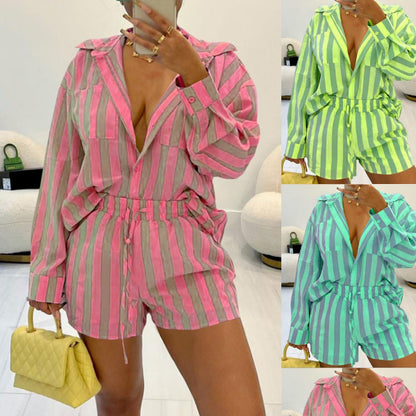 Conjunto holgado de dos piezas con camisa y pantalones cortos con estampado de rayas para mujer