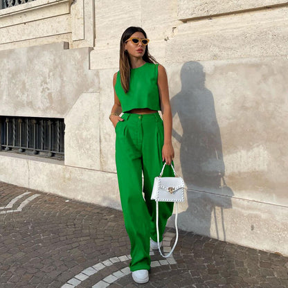 Conjunto de top corto informal sin mangas y pantalones acampanados de color liso para mujer