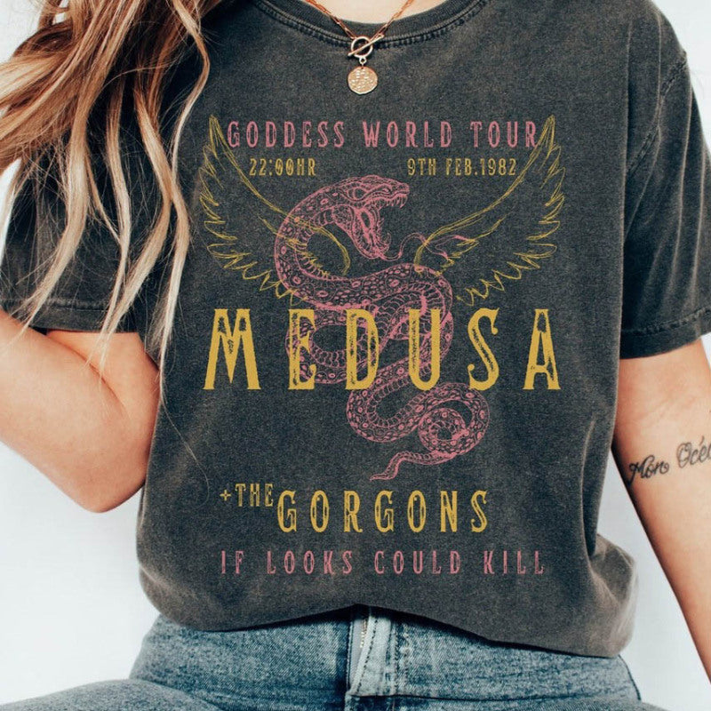 Camiseta informal holgada de manga corta con cuello redondo y estampado de serpiente y alas de letras para mujer
