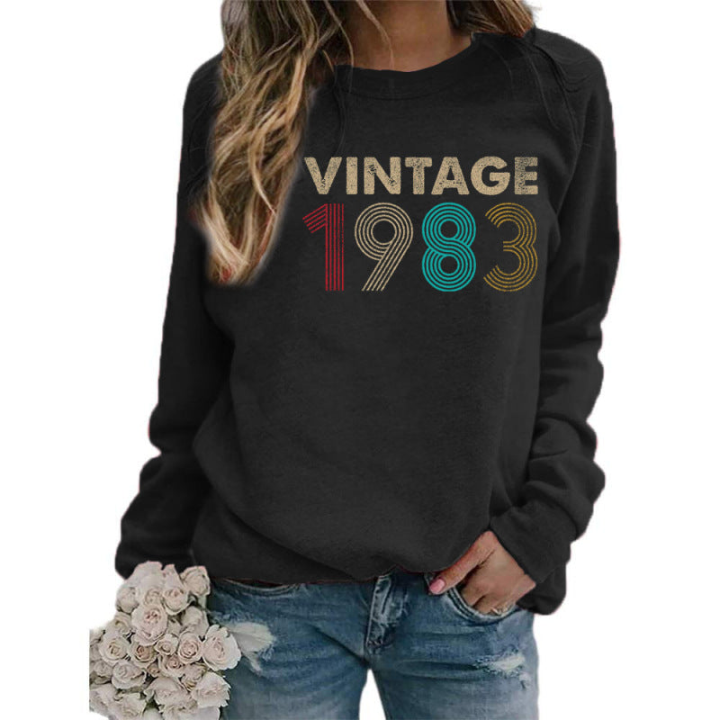 Suéter informal holgado de manga larga con cuello redondo y estampado de letras 1983 para mujer