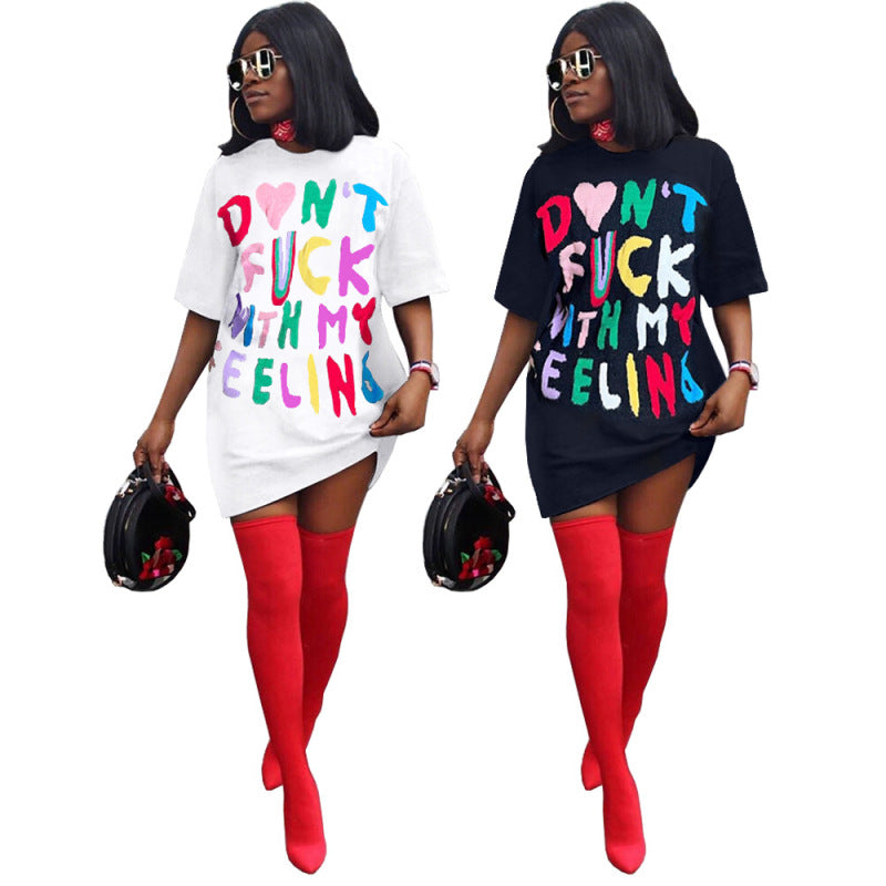 Camiseta larga informal con letras en contraste multicolor para mujer
