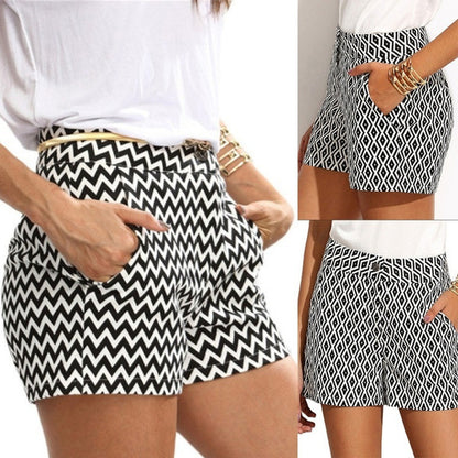 Women Casual Black White Wavy Stripe Mid-Waist Beltless Shorts