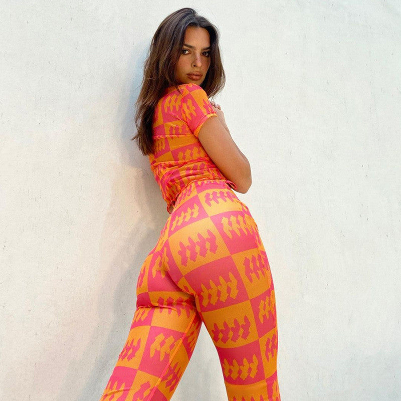 Conjunto de camiseta informal de manga corta con estampado gráfico y pantalones ajustados de malla transparente para mujer