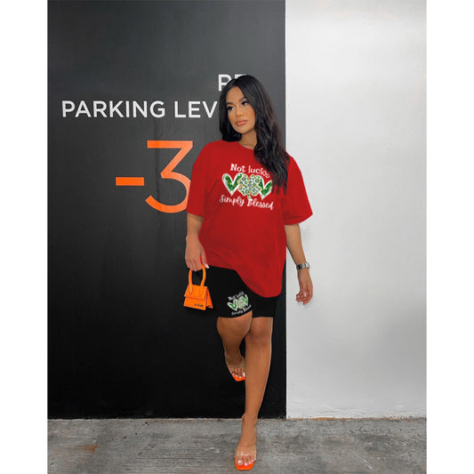 Conjunto de dos piezas de camiseta y pantalones cortos de manga corta con estampado de letras de San Patricio y corazón para mujer