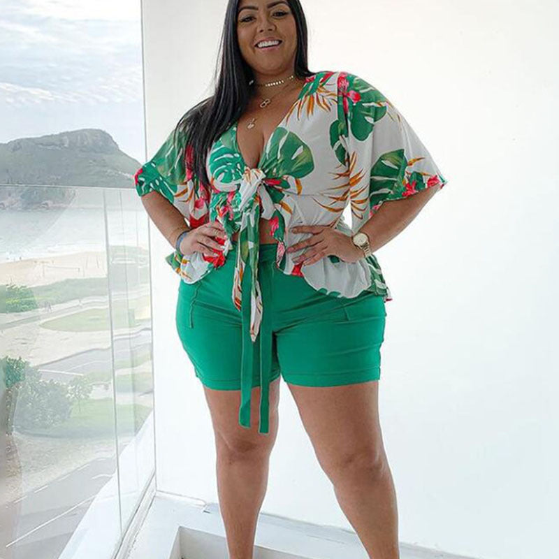 Conjunto de dos piezas de camiseta de manga corta y pantalones cortos informales con estampado de hojas de talla grande para mujer