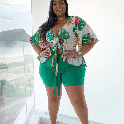 Conjunto de dos piezas de camiseta de manga corta y pantalones cortos informales con estampado de hojas de talla grande para mujer