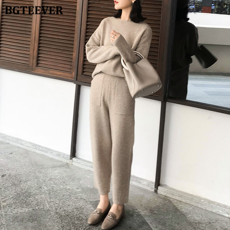 Conjunto de dos piezas de top y pantalón de punto de manga larga con cuello redondo y color liso para mujer