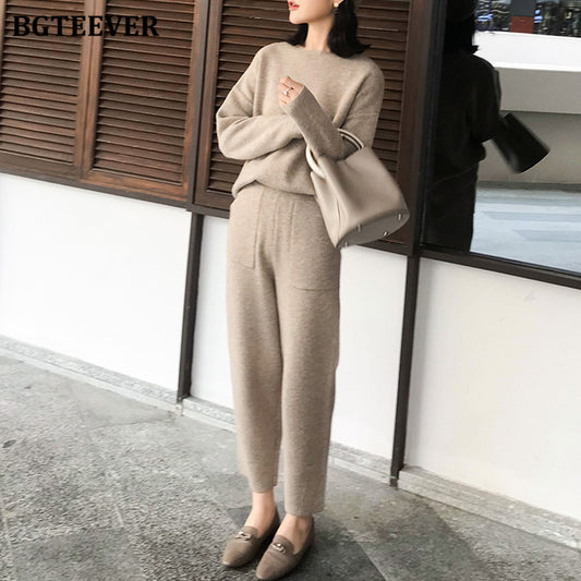 Conjunto de dos piezas de top y pantalón de punto de manga larga con cuello redondo y color liso para mujer