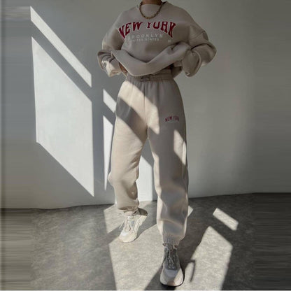 Conjunto de dos piezas de suéter y pantalones de manga larga de forro polar grueso con estampado de letras y nombre de ciudad para mujer, informal, de invierno