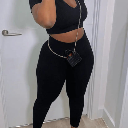 Conjunto de top corto de manga corta y pantalones ajustados de color liso con cuello en U para mujer