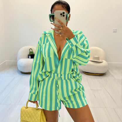 Conjunto de dos piezas de camisa de manga larga a rayas informal con tirantes y pantalones cortos para mujer