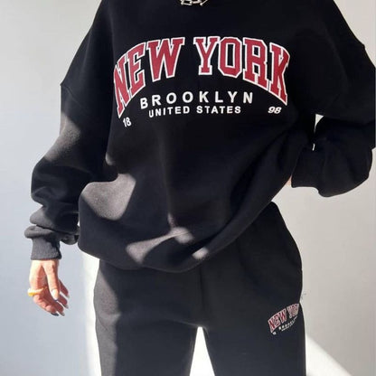 Conjunto de dos piezas de suéter y pantalones de manga larga de forro polar grueso con estampado de letras y nombre de ciudad para mujer, informal, de invierno