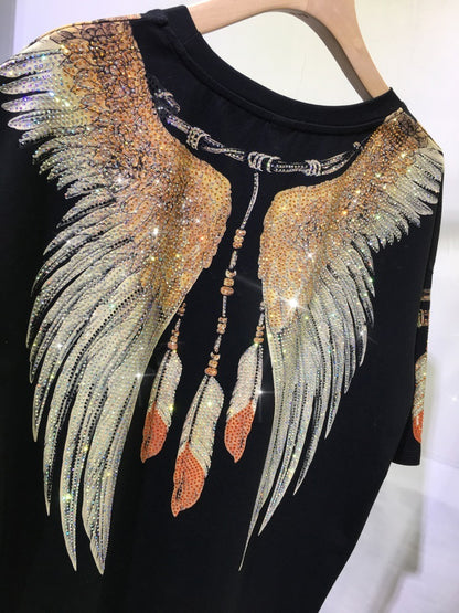Camiseta informal de manga corta con cuello redondo y estampado de alas de piedra fina para mujer