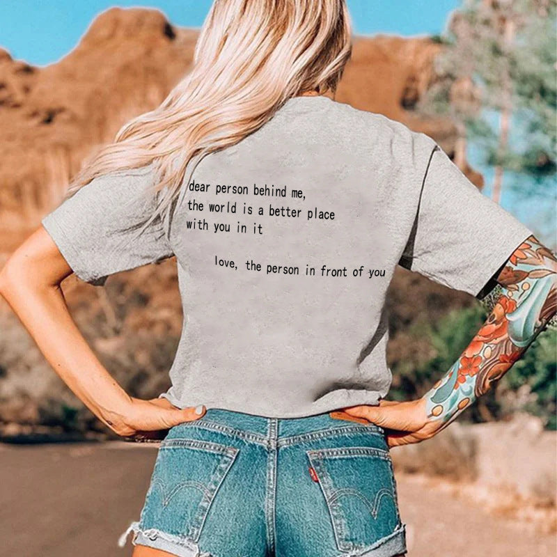 Camiseta informal de manga corta con cuello redondo y estampado de letras en la espalda para mujer