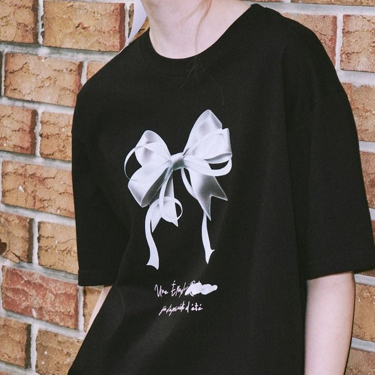 Camiseta informal de manga corta con cuello redondo y estampado de lazo de color liso para mujer