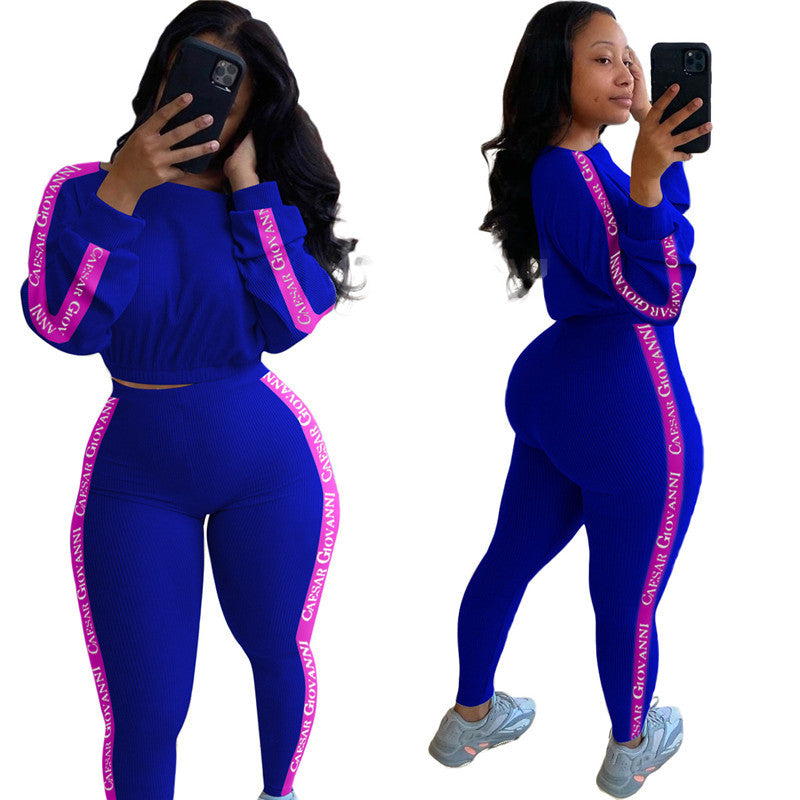 Conjunto deportivo informal para mujer con top corto de punto acanalado con estampado de letras y pantalones ajustados con bloques de color
