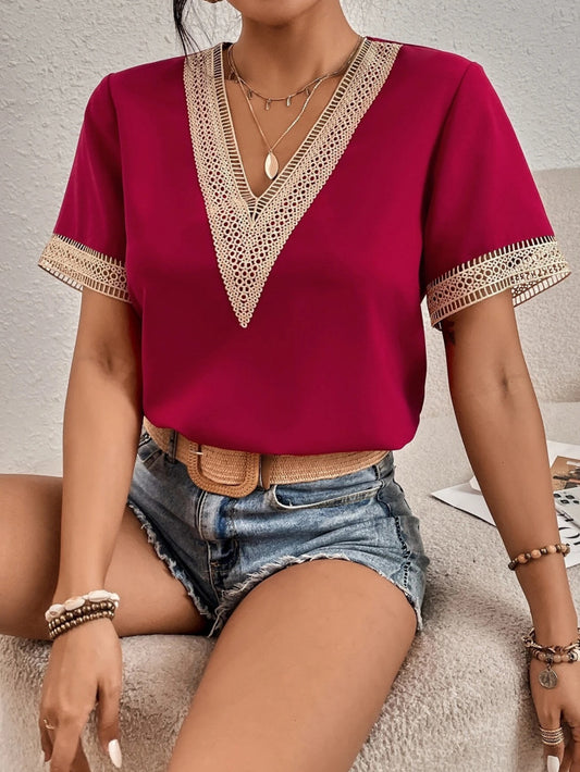 Blusa informal holgada de manga corta con cuello en V y encaje de retazos para mujer