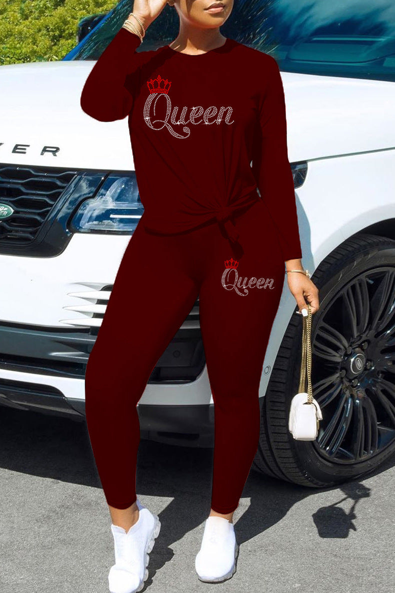 Conjunto de dos piezas de top y pantalones ajustados de manga larga con cuello redondo y corona con letras de reina y diamantes de imitación para mujer