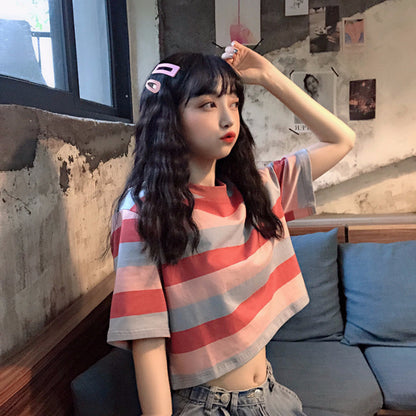 Camiseta informal de manga corta con cuello redondo y estampado de rayas arcoíris para mujer