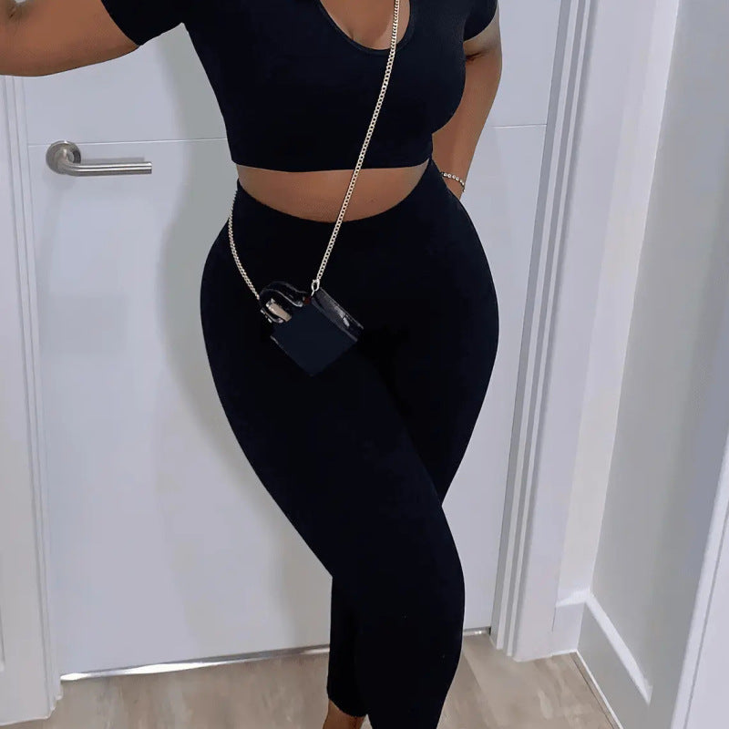 Conjunto de top corto de manga corta y pantalones ajustados de color liso con cuello en U para mujer