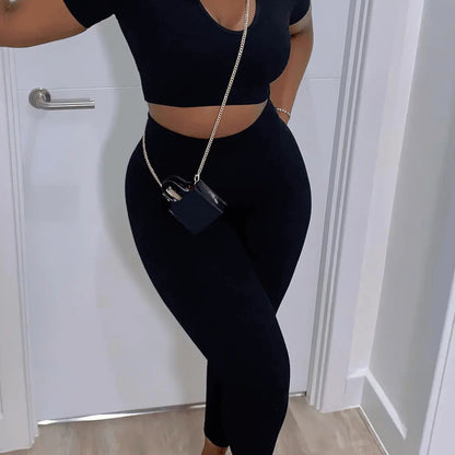 Conjunto de top corto de manga corta y pantalones ajustados de color liso con cuello en U para mujer